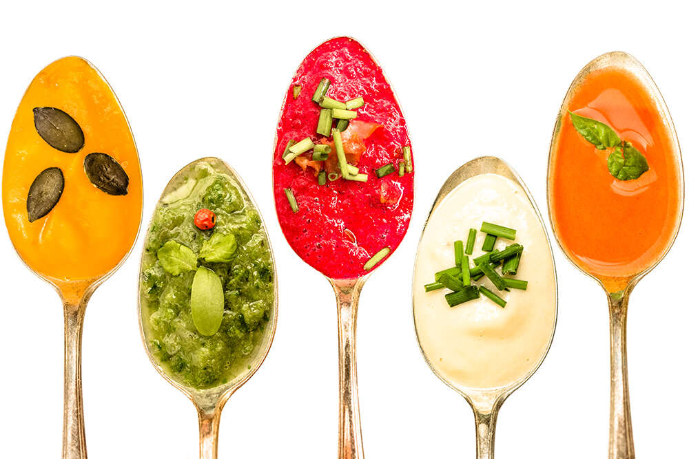 Verschiedene Suppen auf Löffel (Bernd Schmidt)