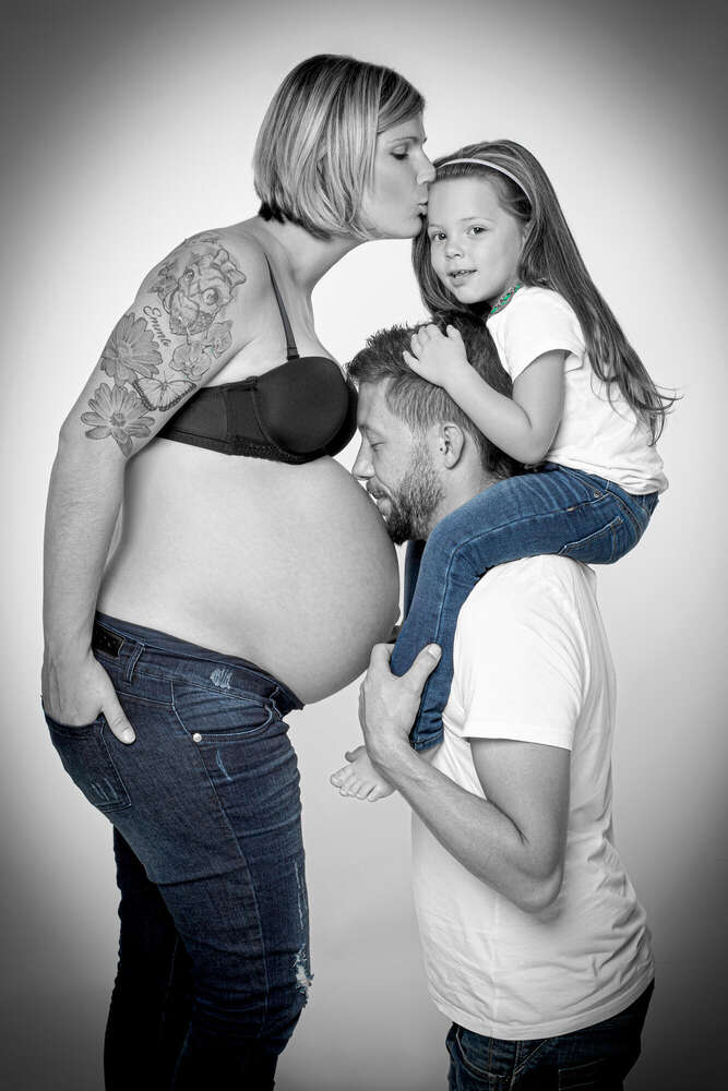 Babybauch mit Familie (Fotostudio Wedermann)