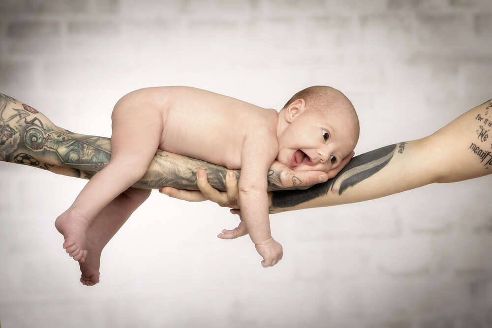Baby auf Händen der Eltern (Fotostudio Wedermann)