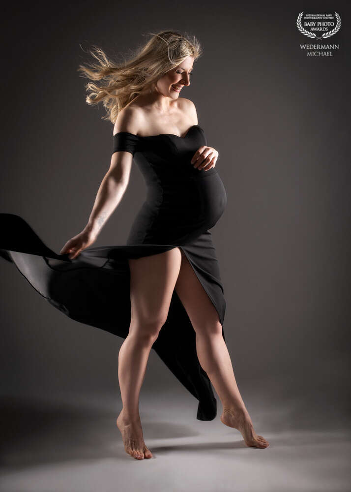 Schwangere Frau die tanzt (Fotostudio Wedermann)