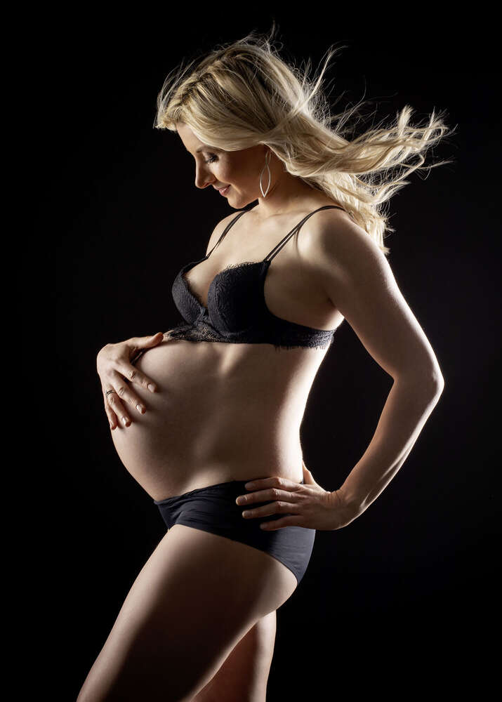 Schwngere Frau mit Wind (Fotostudio Wedermann)