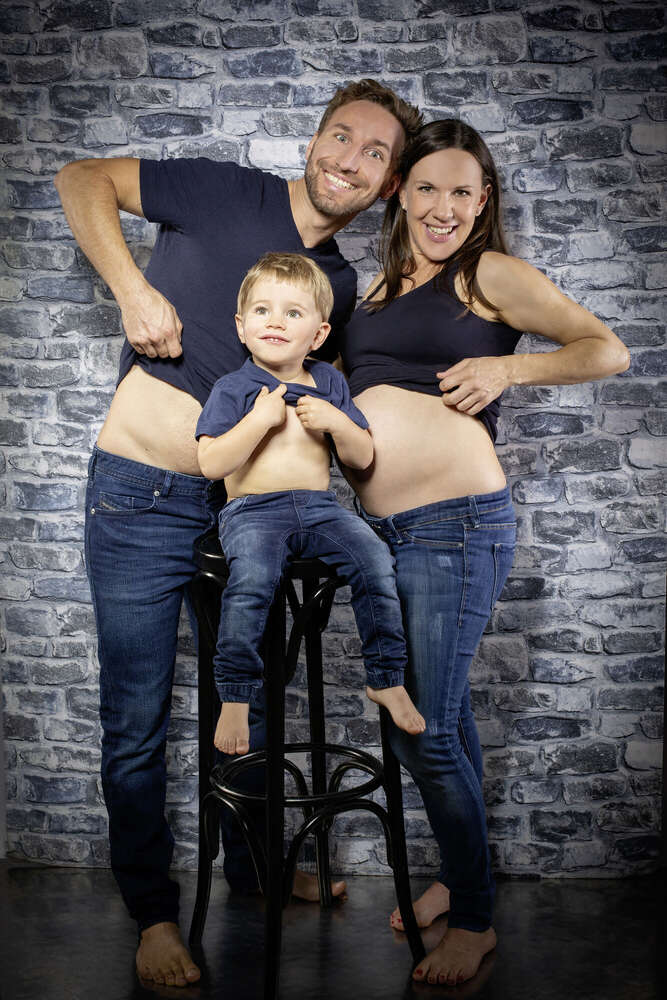 Schwangere Frau mit Familie (Fotostudio Wedermann)