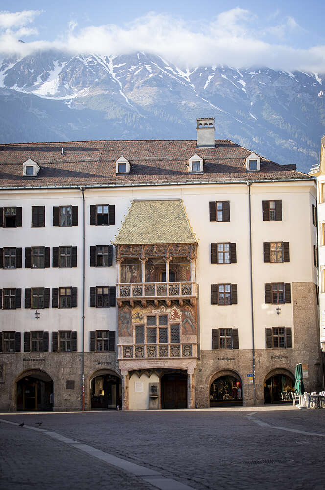 Das goldene Dachl in Innsbruck ohne Leute  in der Coronazeit   (Fotostudio Wedermann)