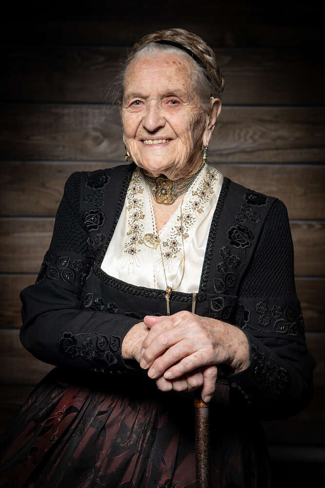 Alte Frau mit Tracht (Fotostudio Wedermann)