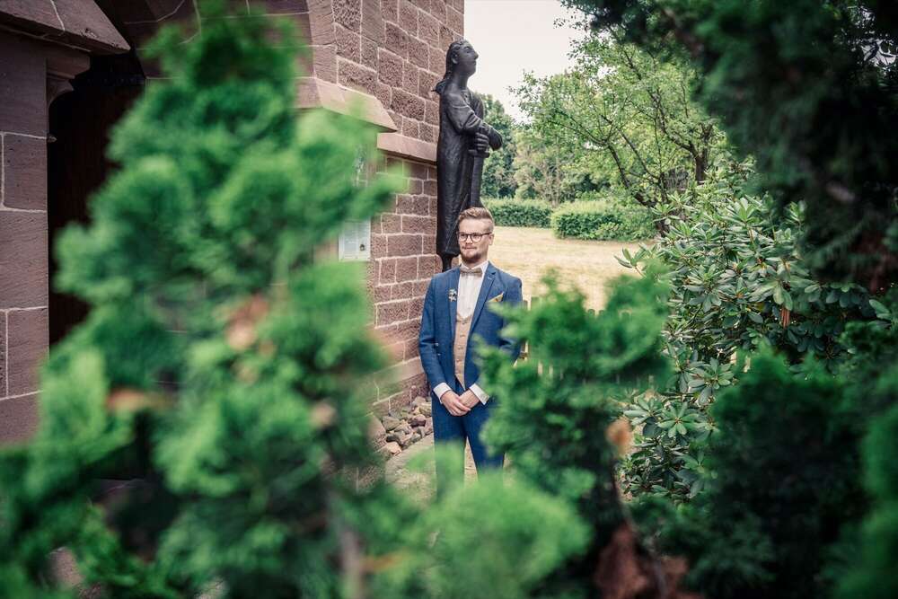 Wartender Br&auml;utigam (Hochzeitsfotograf- Thomas Kowalzik)