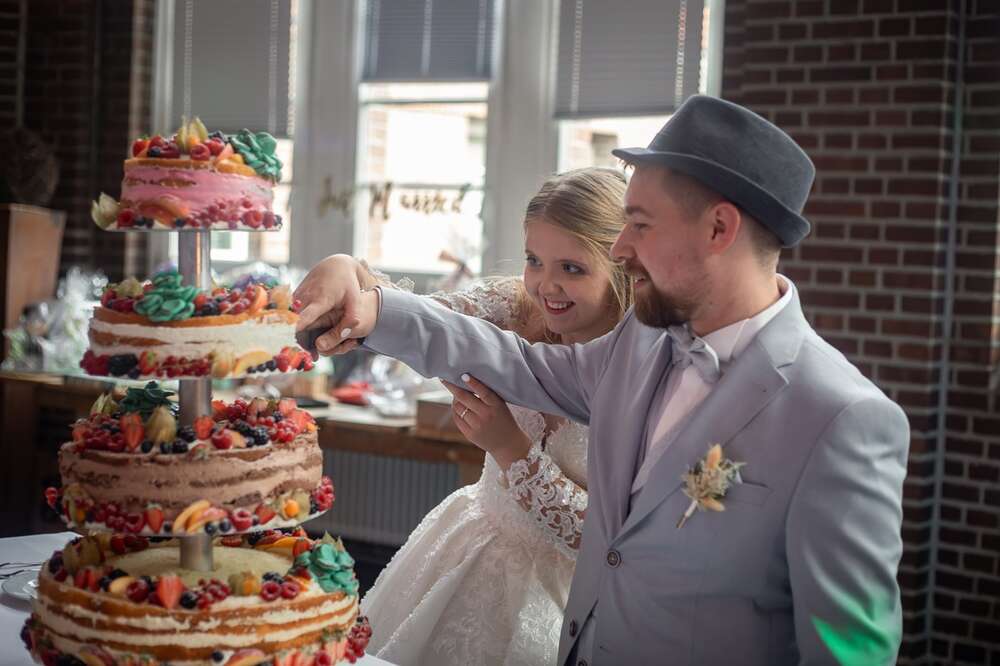 Kuchen anschneiden (Danni Arndt Photography)