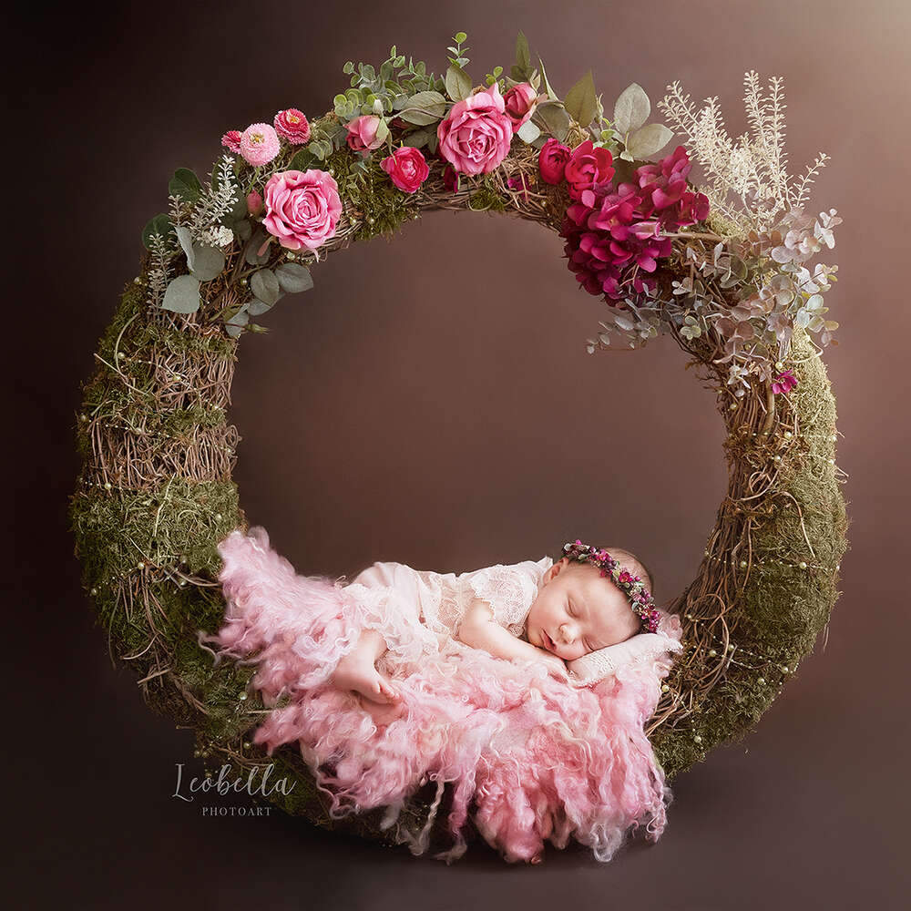 Ein Blumenkranz als Bettchen für unser Kind (Leobella Photoart)