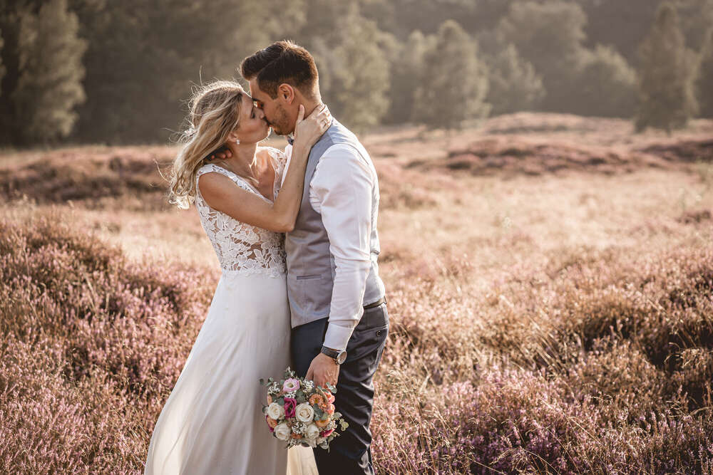 Brautpaar im Heidefeld (André Steiner Fotografie)