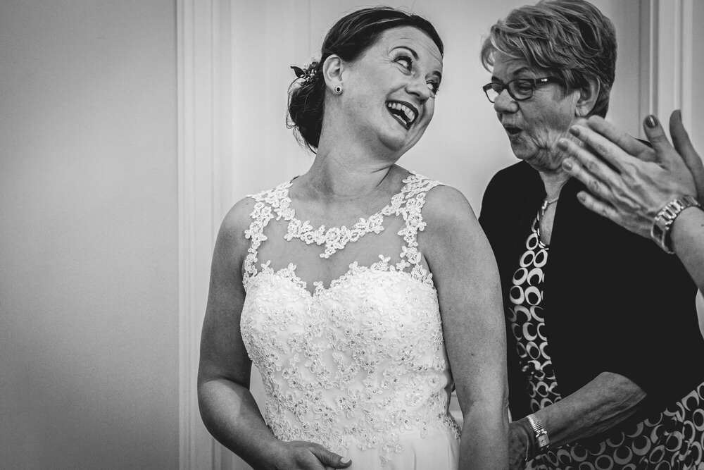 Braut mit ihrer Mutter (André Steiner Fotografie)
