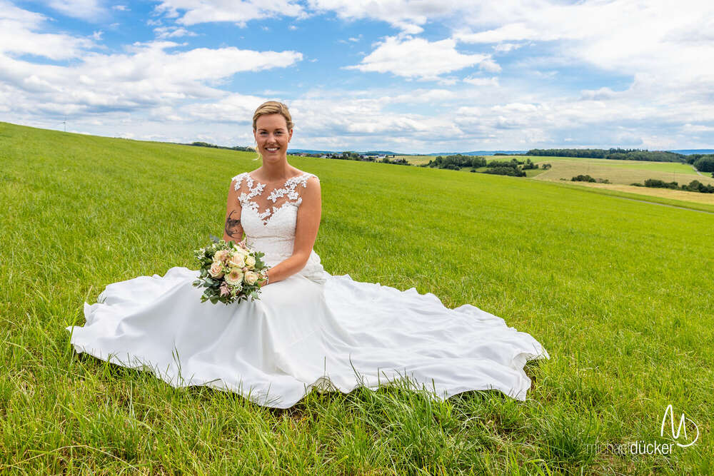 Braut auf einer Wiese (Michael Dücker Fotografie)