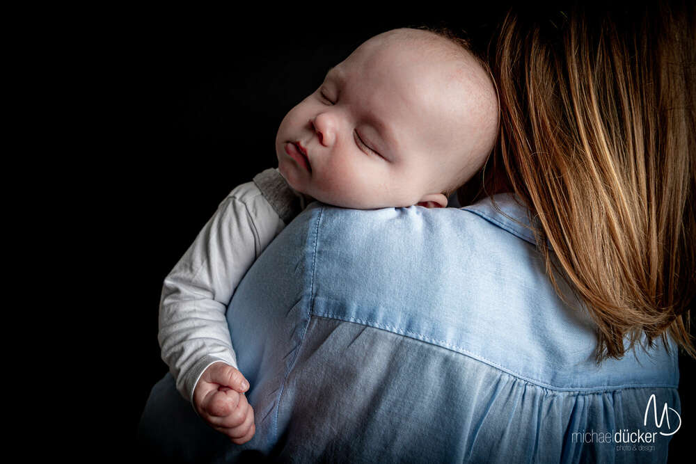 Mutter mit Neugeborenem (Michael Dücker Fotografie)