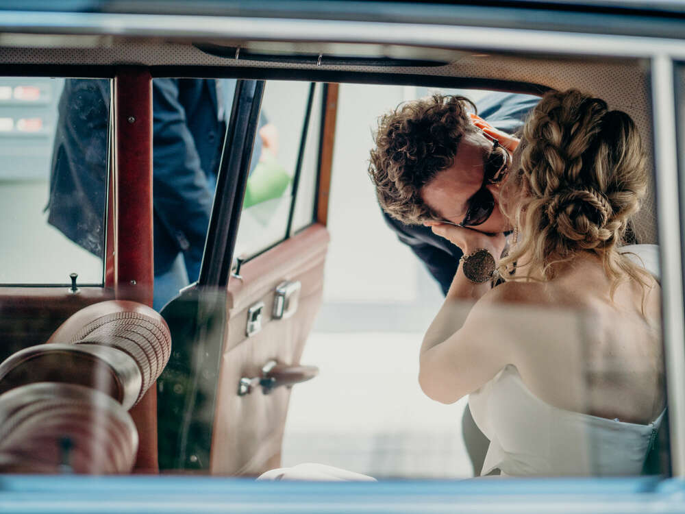 Hochzeitspaar im Auto (Sam Green Photography)