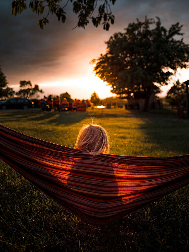 Mädchen in Hängematte (Sam Green Photography)