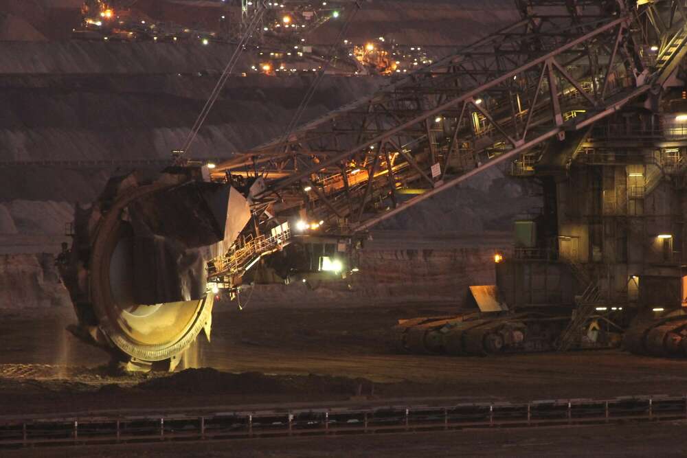 Industriefotografie - Abbau der Braunkohle im Tagebau Garzweiler. Industry photography - Brown coal mining in open pit Garzweiler near Cologne. (Oliver Stamm Werbefotograf Fotodesigner)