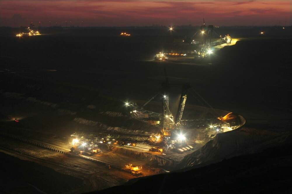 Industriefotografie - Abbau der Braunkohle im Tagebau Garzweiler. Industry photography - Brown coal mining in open pit Garzweiler near Cologne. (Oliver Stamm Werbefotograf Fotodesigner)