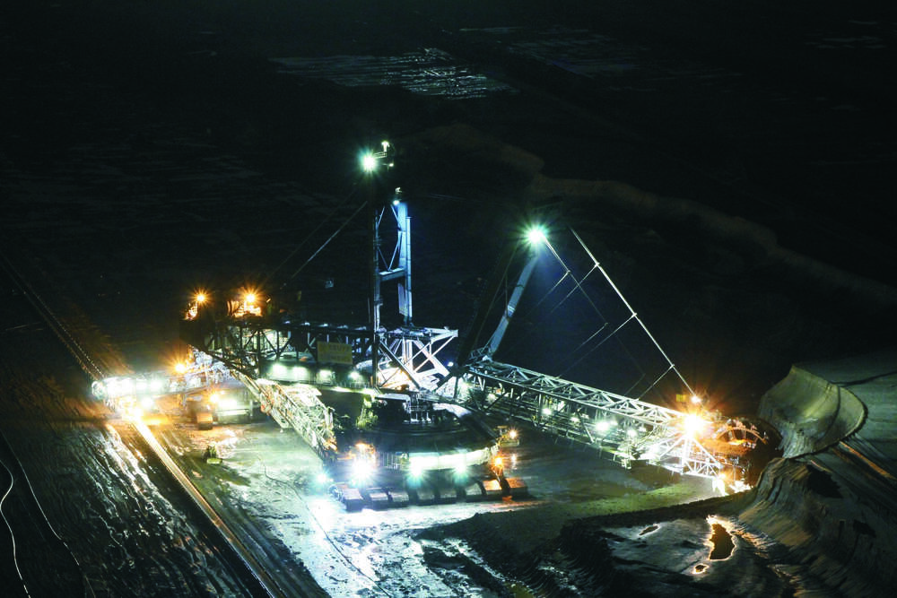 Industriefotografie - Abbau der Braunkohle im Tagebau Garzweiler nachts. Industry photography - Brown coal mining in open pit Garzweiler near Cologne at night. (Oliver Stamm Werbefotograf Fotodesigner)