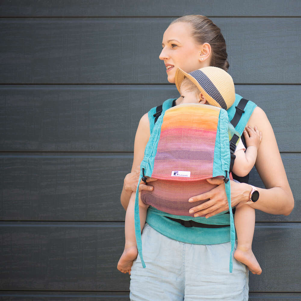 Mutter mit Kind in Babytrage (Kessler Fotografie)