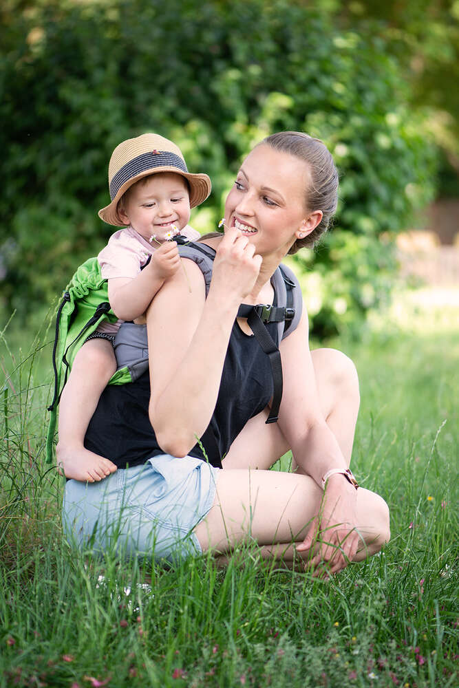 Mutter mit Kind in Babytrage (Kessler Fotografie)