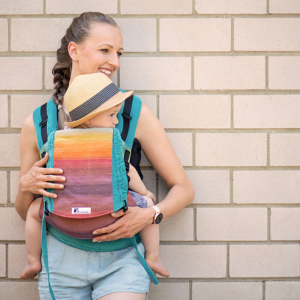 Mutter mit Kind in Babytrage (Kessler Fotografie)