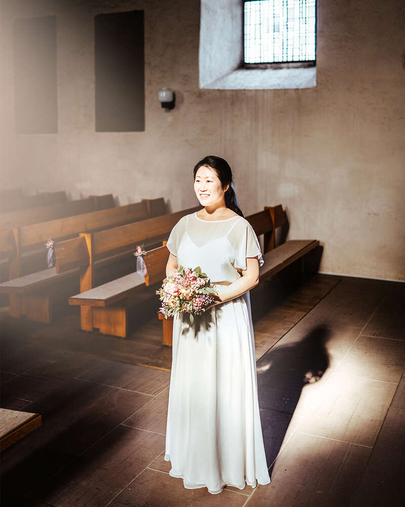 Braut wartet in der Kirche (UhlArt Fotografie)