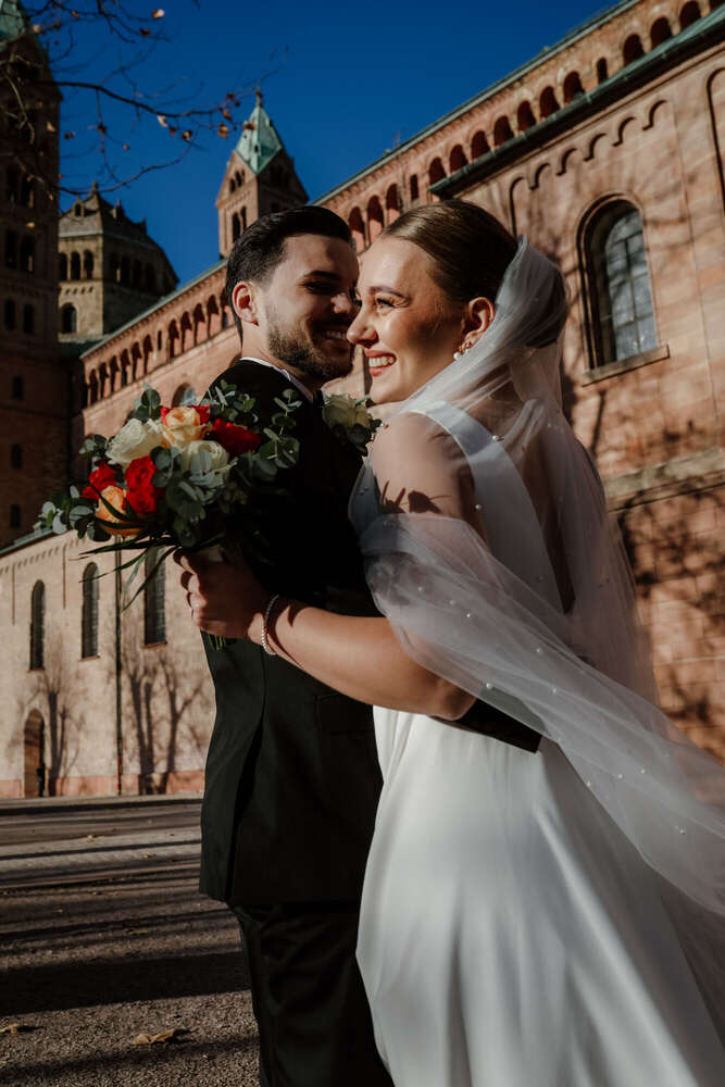 Braut und Bräutigam am Speyerer Dom (Fotografin Ekaterina Seoud)
