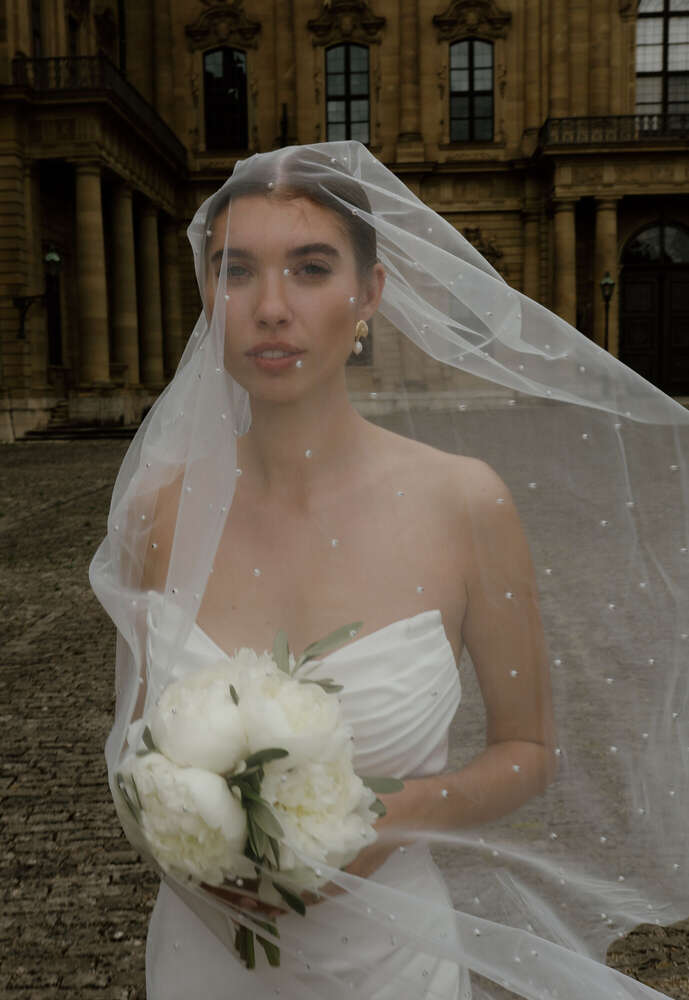 Braut mit Schleier mit Blumenstrauß (Fotografin Ekaterina Seoud)