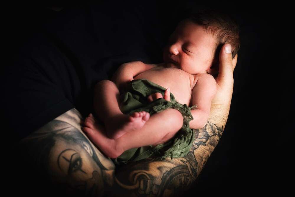 Baby in Papas Arm (Fotograf am See)