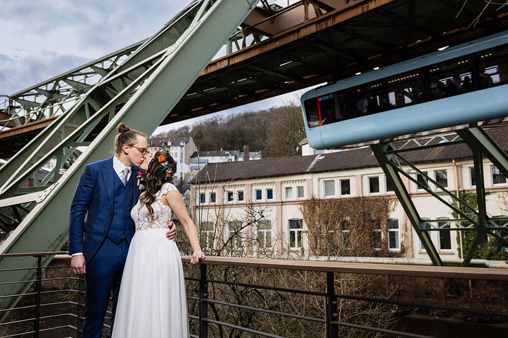 Hochzeitsfoto in Wuppertal mit Schwebebahn (Malte Reiter Fotografie)