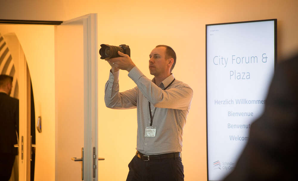 Fotograf Malte Reiter bei der Arbeit auf einem Event (Malte Reiter Fotografie)