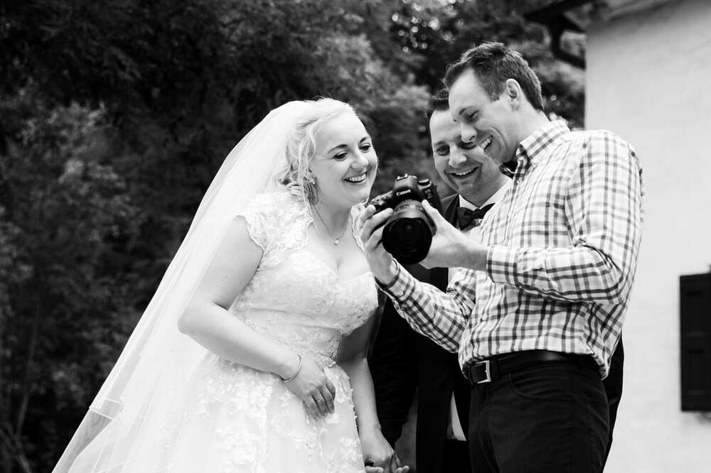 Fotograf und Hochzeitspaar (Malte Reiter Fotografie)