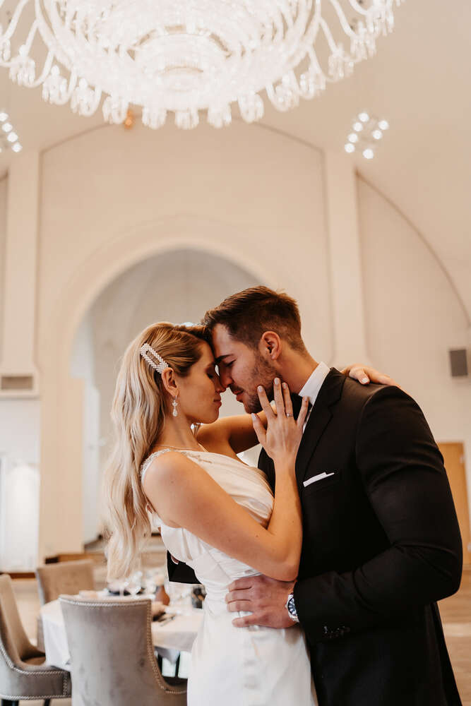 The Moment - Wedding Photographer (The Moment - Wedding Photographer)