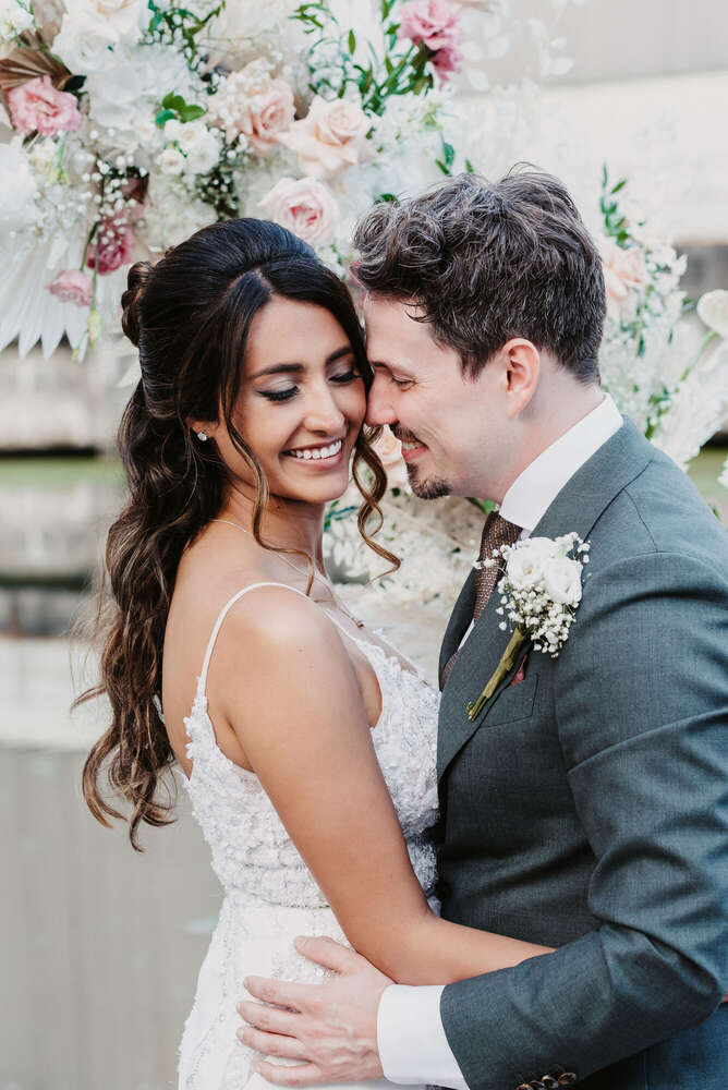 The Moment - Wedding Photographer (The Moment - Wedding Photographer)