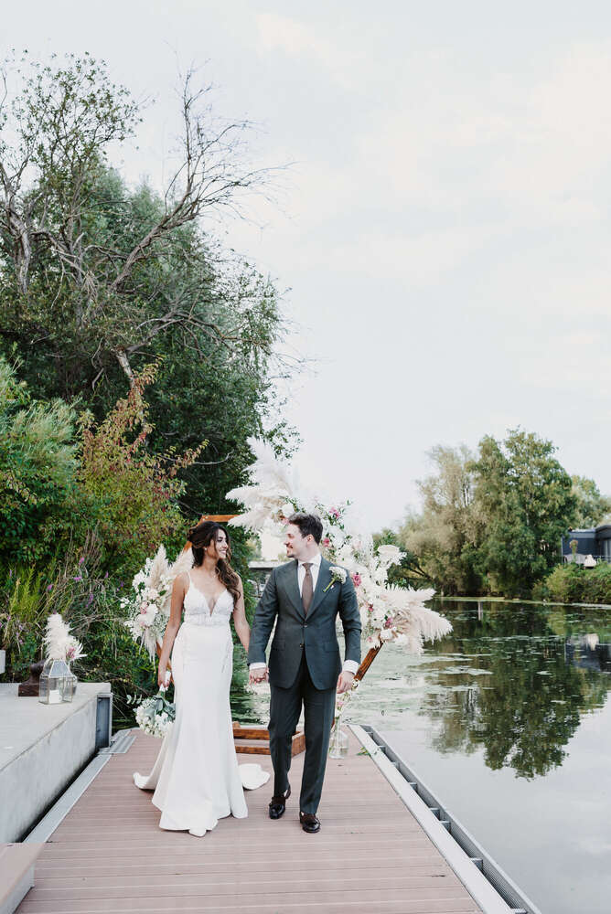 The Moment - Wedding Photographer (The Moment - Wedding Photographer)