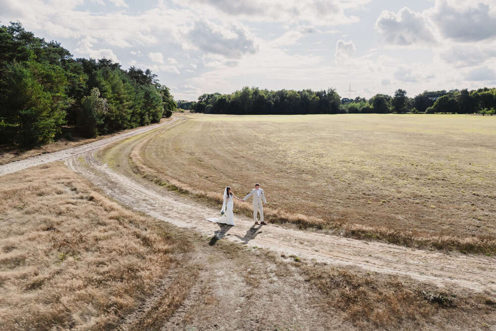 The Moment - Wedding Photographer (The Moment - Wedding Photographer)