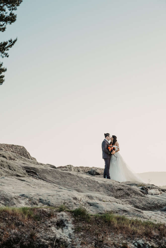 The Moment - Wedding Photographer (The Moment - Wedding Photographer)