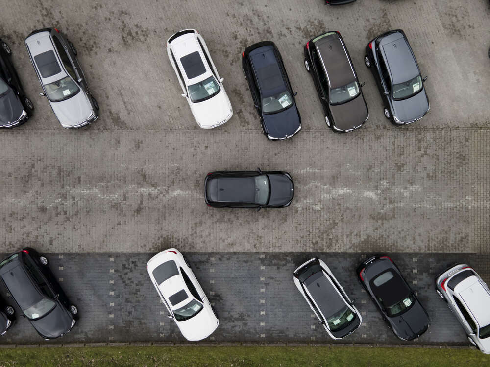 Drohnenaufnahme eines Autohauses (Bernig Marketing)