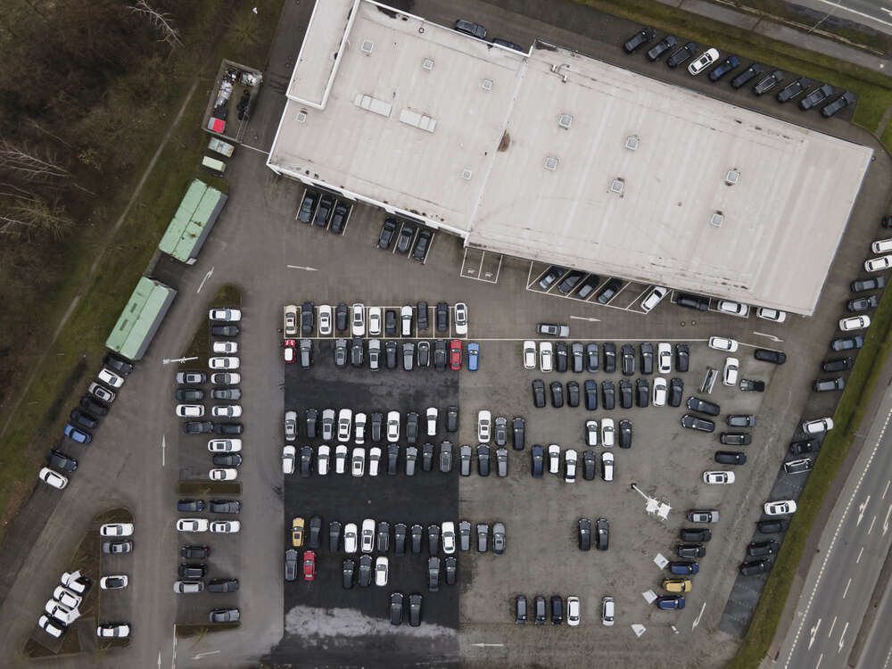 Drohnenaufnahme eines Autohauses (Bernig Marketing)