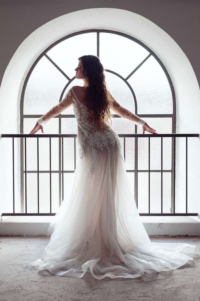 Braut am Fenster (Karoline Reher Fotografie)