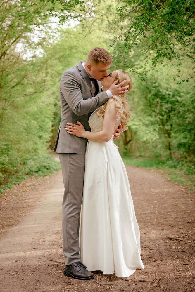 Brautpaar Portraits im Wald (Karoline Reher Fotografie)