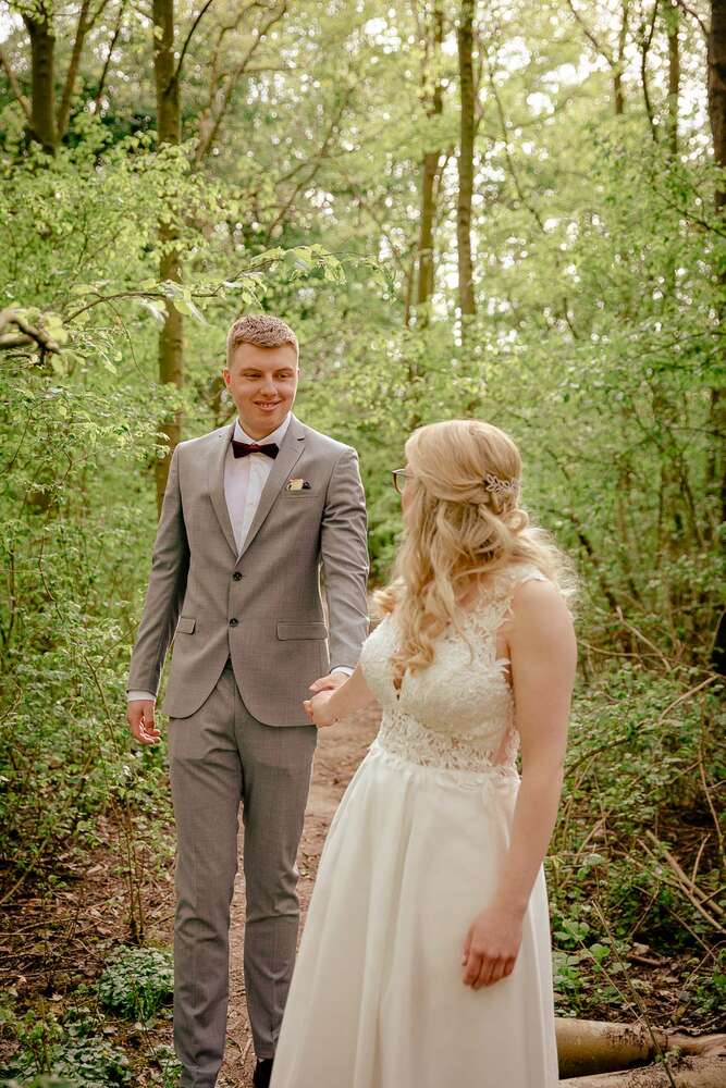 Brautpaar Portraits im Wald (Karoline Reher Fotografie)