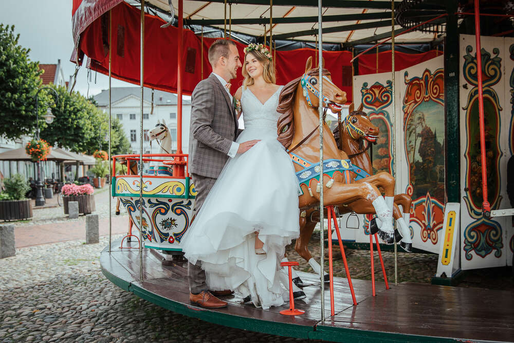 Hochzeitspaar auf einem Karussell in Jever (Werner Philipps)