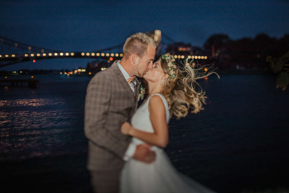 Hochzeitspaar nachts vor der Kaiser-Wilhelm-Brücke in Wilhelmshaven (Werner Philipps)