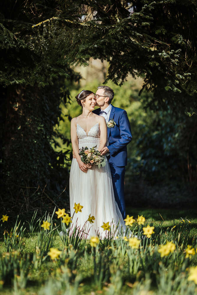 Hochzeitspaar im Schlossgarten in Oldenburg (Werner Philipps)