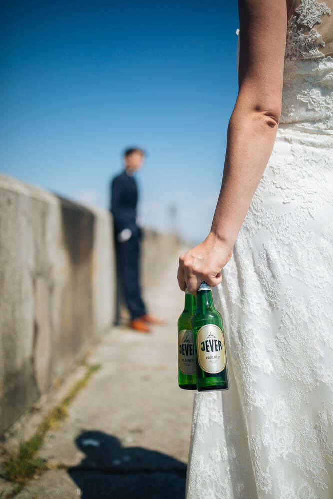 Hochzeitspaar an der Mole in Wilhelmshaven (Werner Philipps)