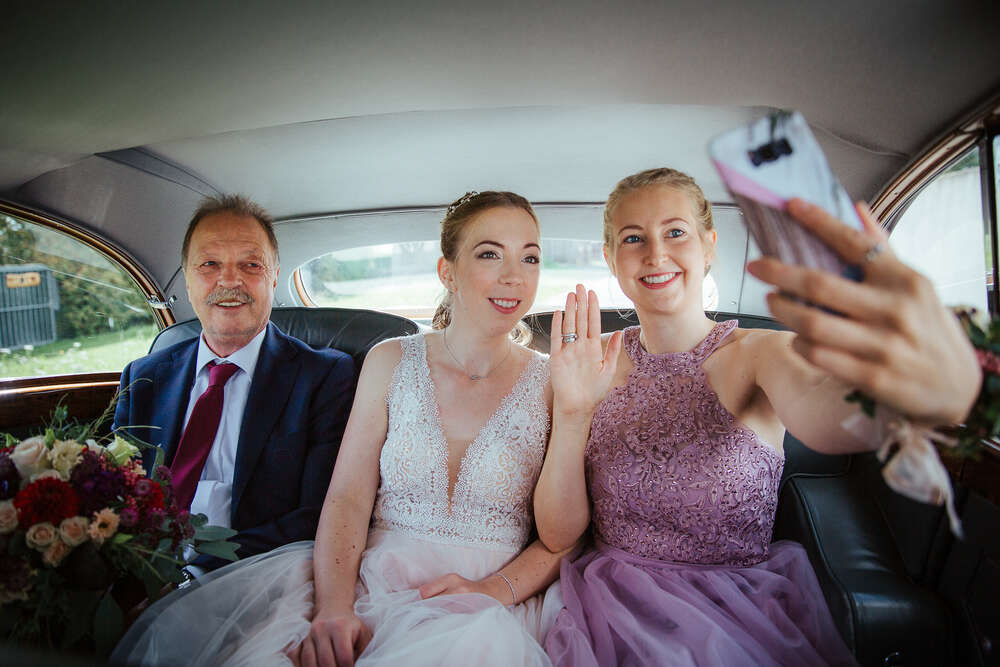 Braut auf dem Weg zur Trauung (Werner Philipps)