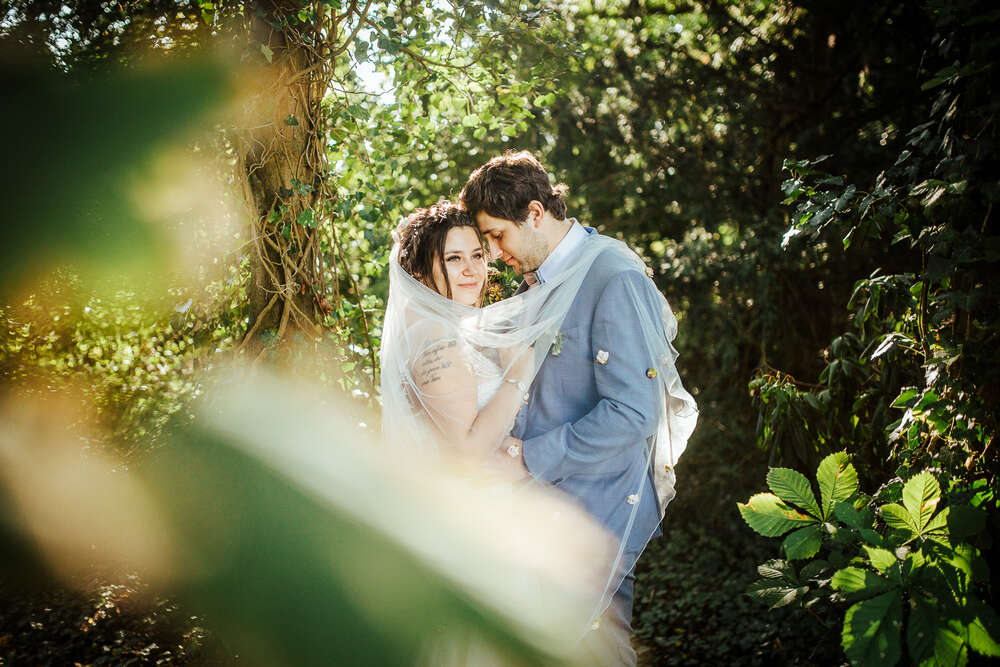 Brautpaar im Stadtpark in Wilhelmshaven (Werner Philipps)