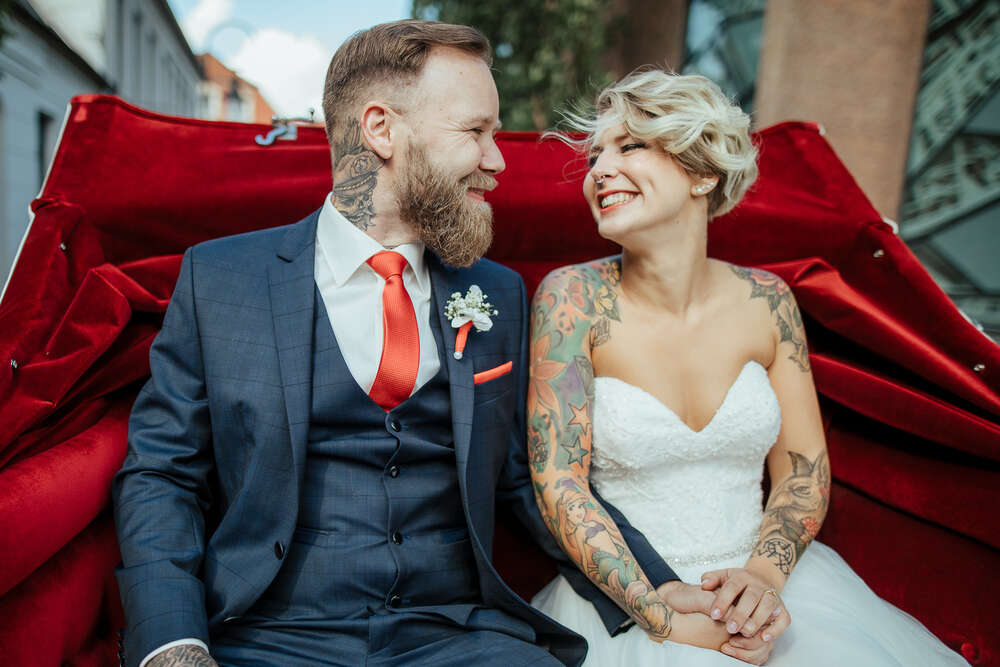 Hochzeitspaar mit der Kutsche durch Jever (Werner Philipps)