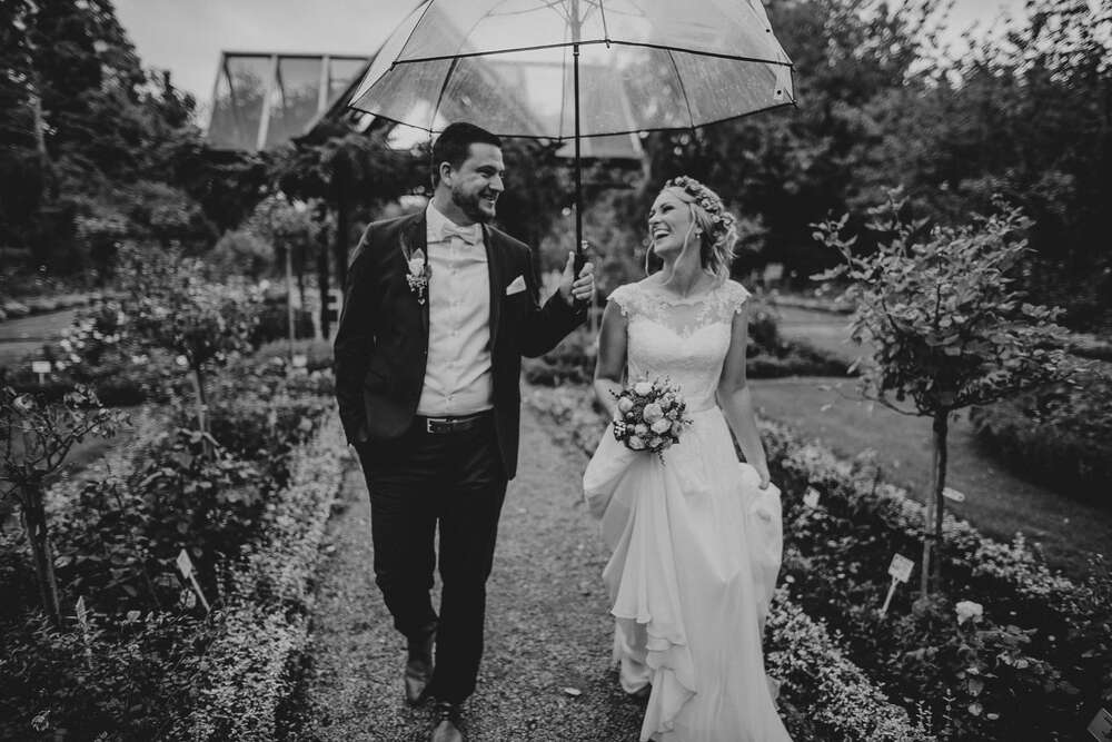 Hochzeitspaar im Rosarium in Wilhelmshaven (Werner Philipps)