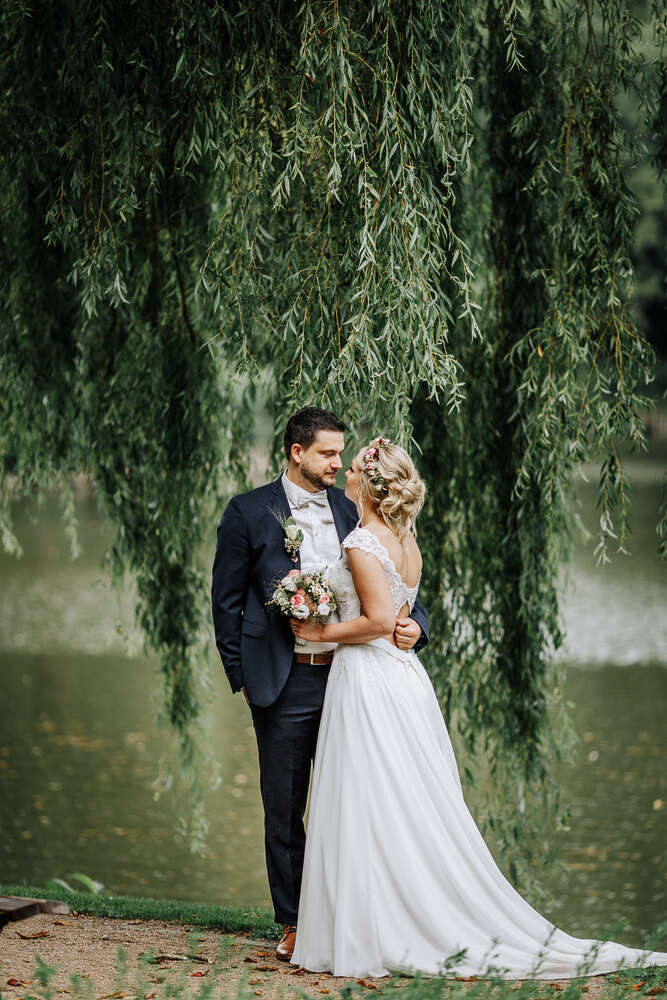 Hochzeitspaar im Stadtpark in Wilhelmshaven (Werner Philipps)