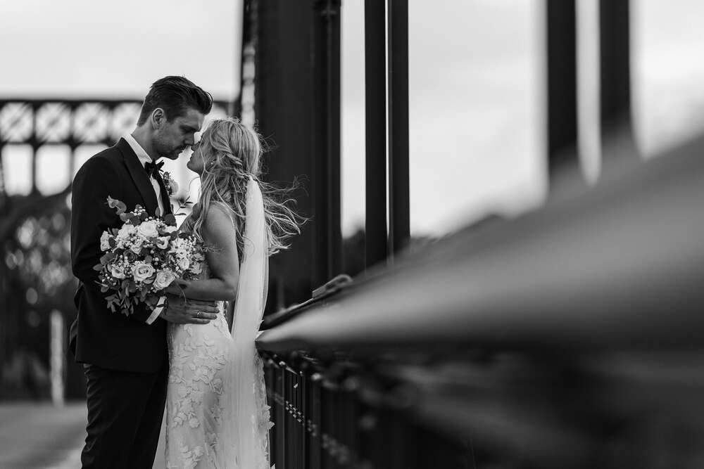Hochzeitspaar auf der Kaiser-Wilhelm-Brücke in Wilhelmshaven (Werner Philipps)